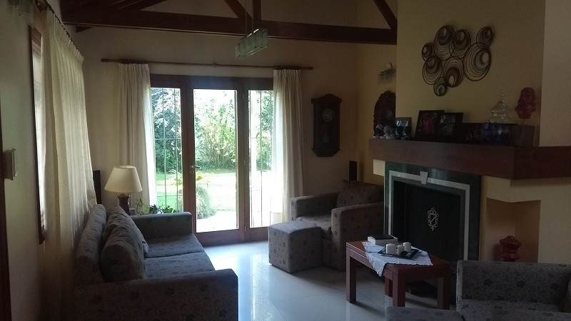 VENTA MAGNIFICA CASA CON PILETA CUBIERTA Y CLIMATIZADA. BARRIO LOS TILOS