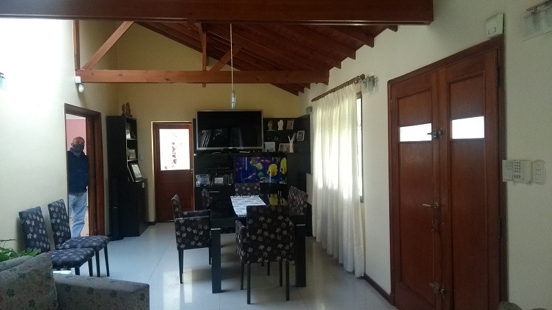 VENTA MAGNIFICA CASA CON PILETA CUBIERTA Y CLIMATIZADA. BARRIO LOS TILOS