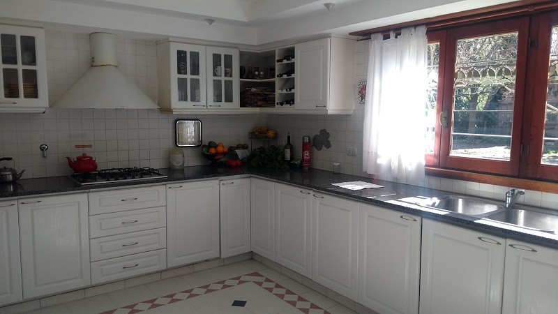 VENTA MAGNIFICA CASA CON PILETA CUBIERTA Y CLIMATIZADA. BARRIO LOS TILOS