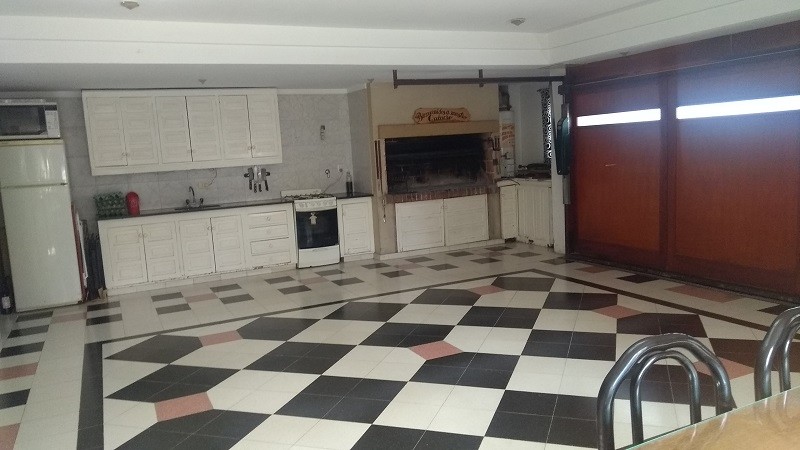 VENTA MAGNIFICA CASA CON PILETA CUBIERTA Y CLIMATIZADA. BARRIO LOS TILOS