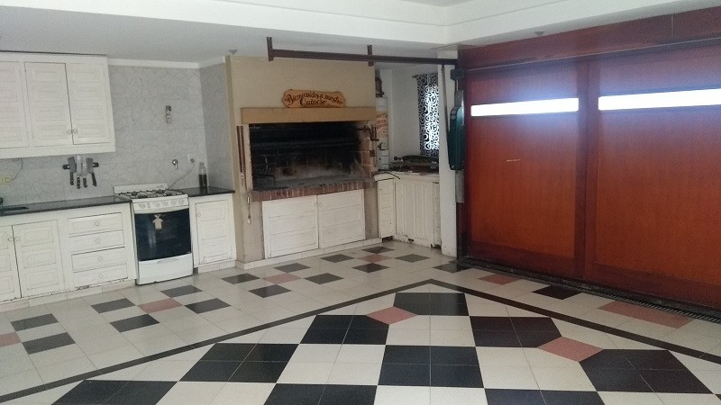 VENTA MAGNIFICA CASA CON PILETA CUBIERTA Y CLIMATIZADA. BARRIO LOS TILOS