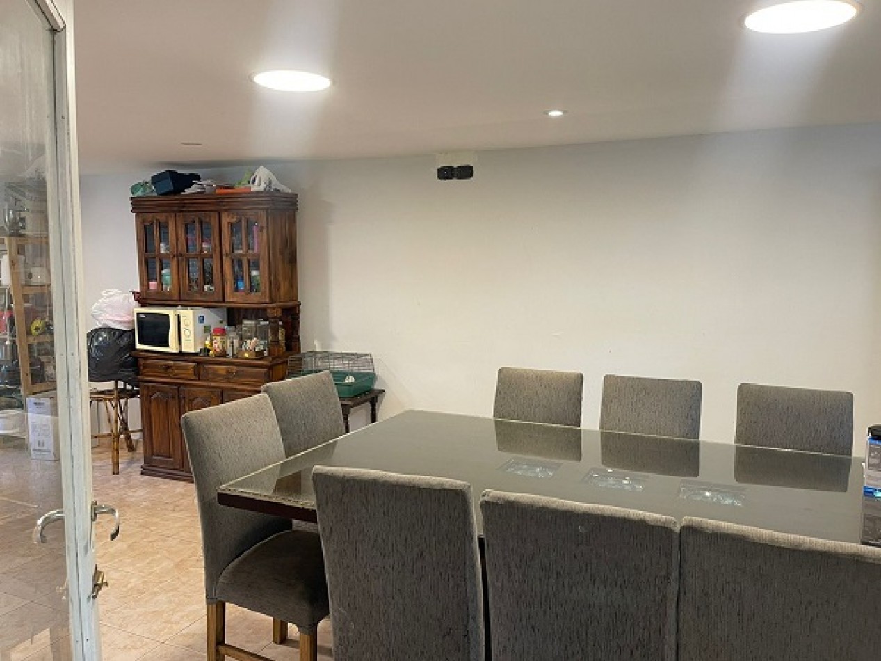 VENTA CASA 5 AMBIENTES CON PILETA CLIMATIZADA. BARRIO LA FLORIDA