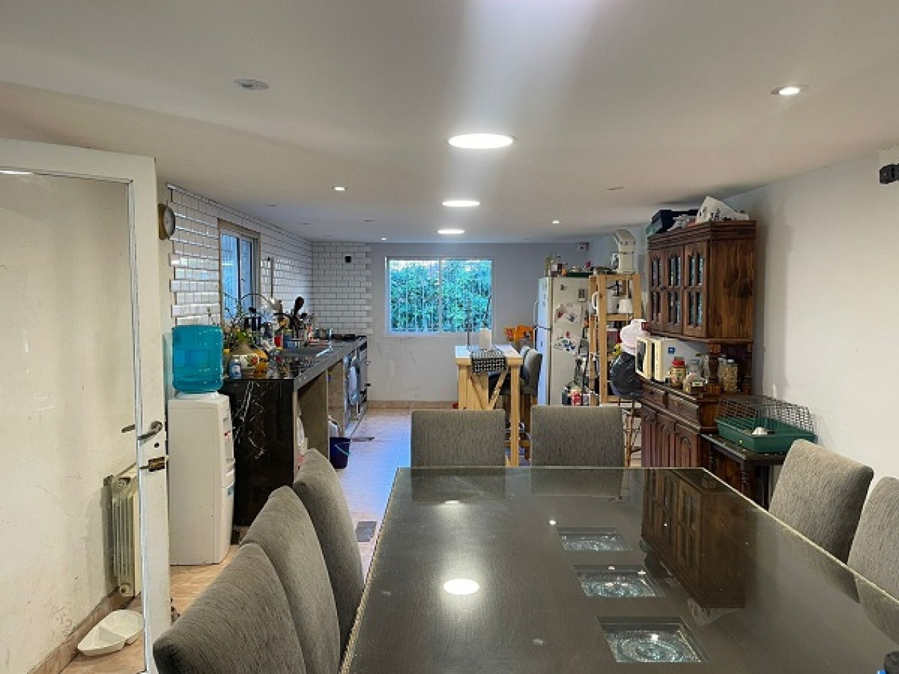 VENTA CASA 5 AMBIENTES CON PILETA CLIMATIZADA. BARRIO LA FLORIDA