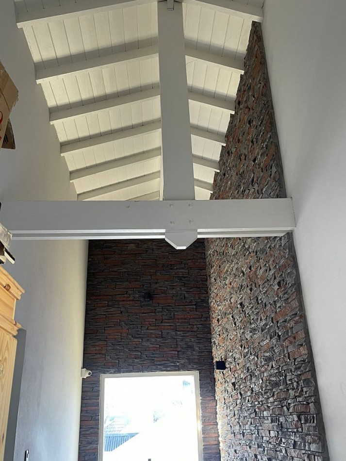 VENTA CASA 5 AMBIENTES CON PILETA CLIMATIZADA. BARRIO LA FLORIDA