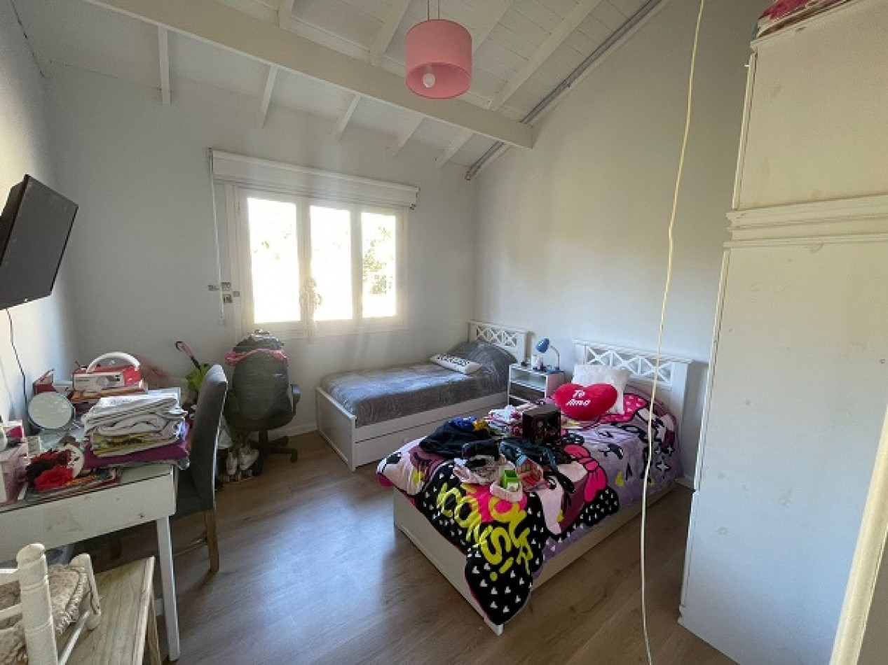 VENTA CASA 5 AMBIENTES CON PILETA CLIMATIZADA. BARRIO LA FLORIDA