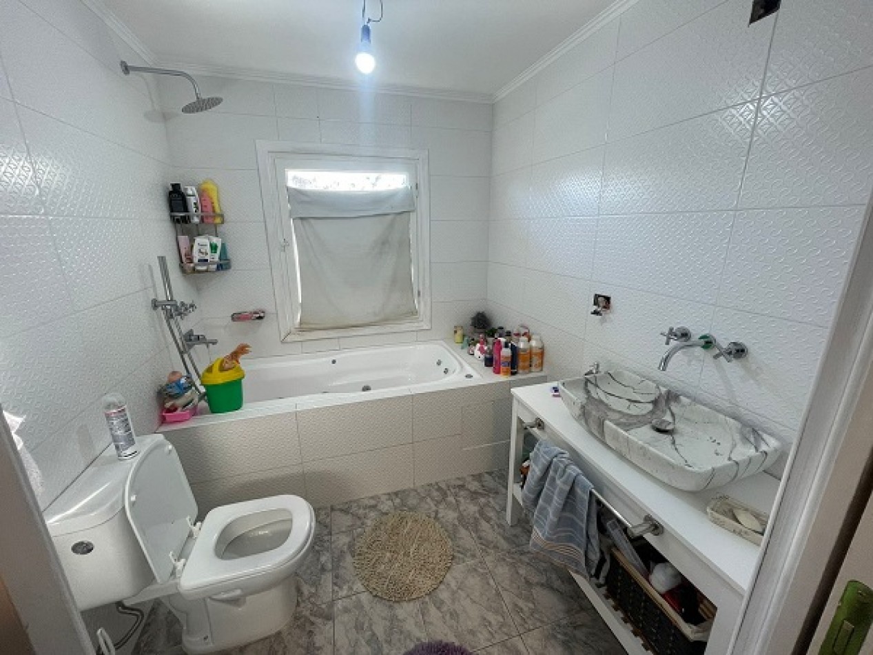 VENTA CASA 5 AMBIENTES CON PILETA CLIMATIZADA. BARRIO LA FLORIDA