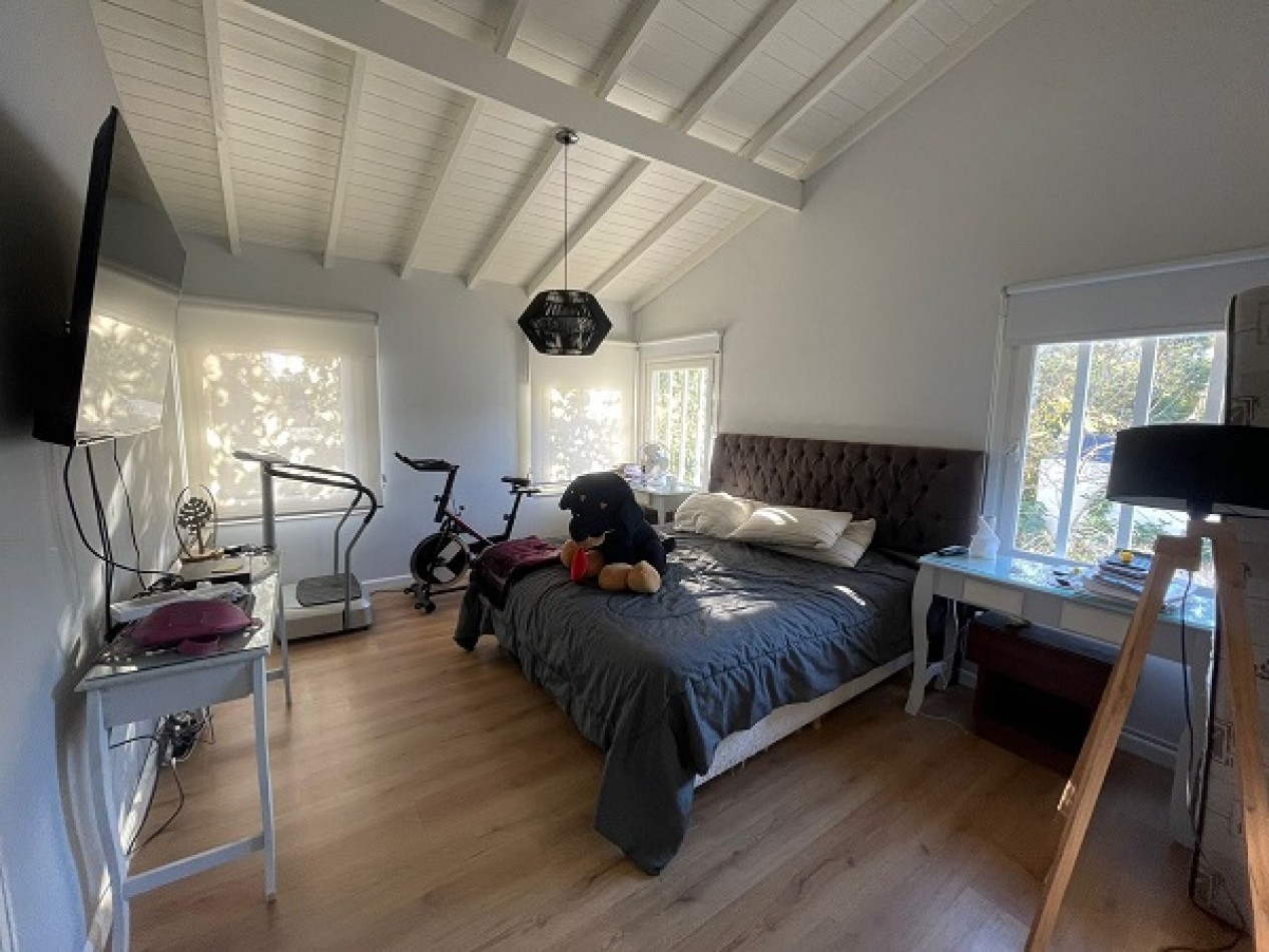 VENTA CASA 5 AMBIENTES CON PILETA CLIMATIZADA. BARRIO LA FLORIDA