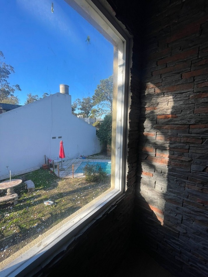 VENTA CASA 5 AMBIENTES CON PILETA CLIMATIZADA. BARRIO LA FLORIDA