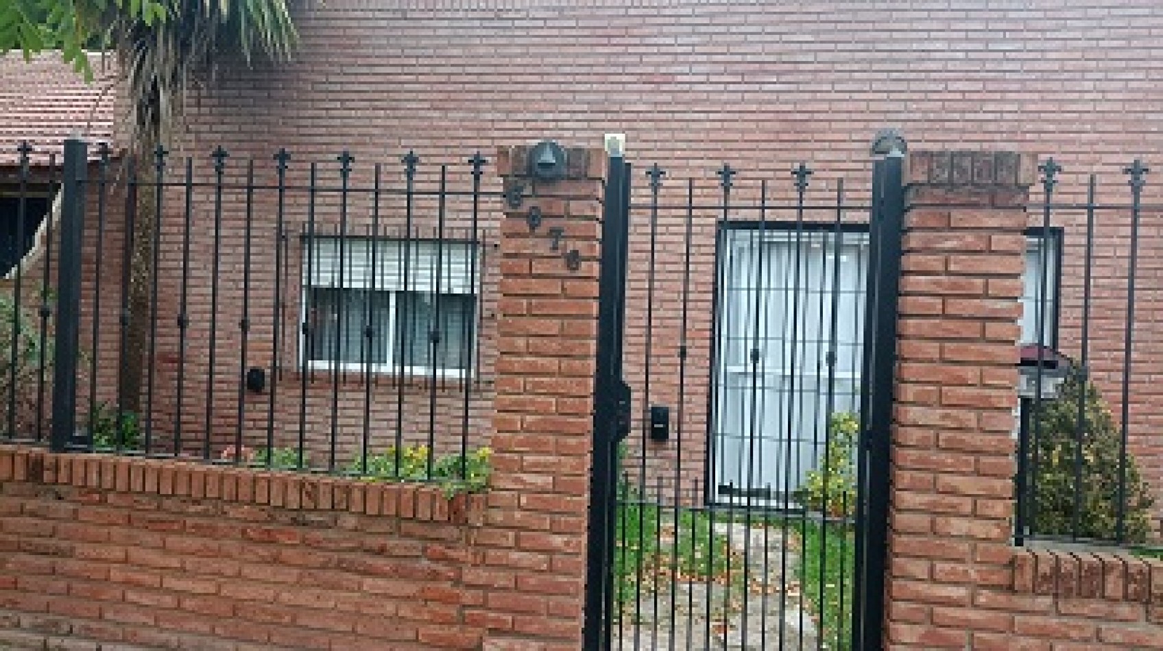 VENTA CASA 3 AMBIENTES Y QUINCHO, BARRIO LOS PINARES.