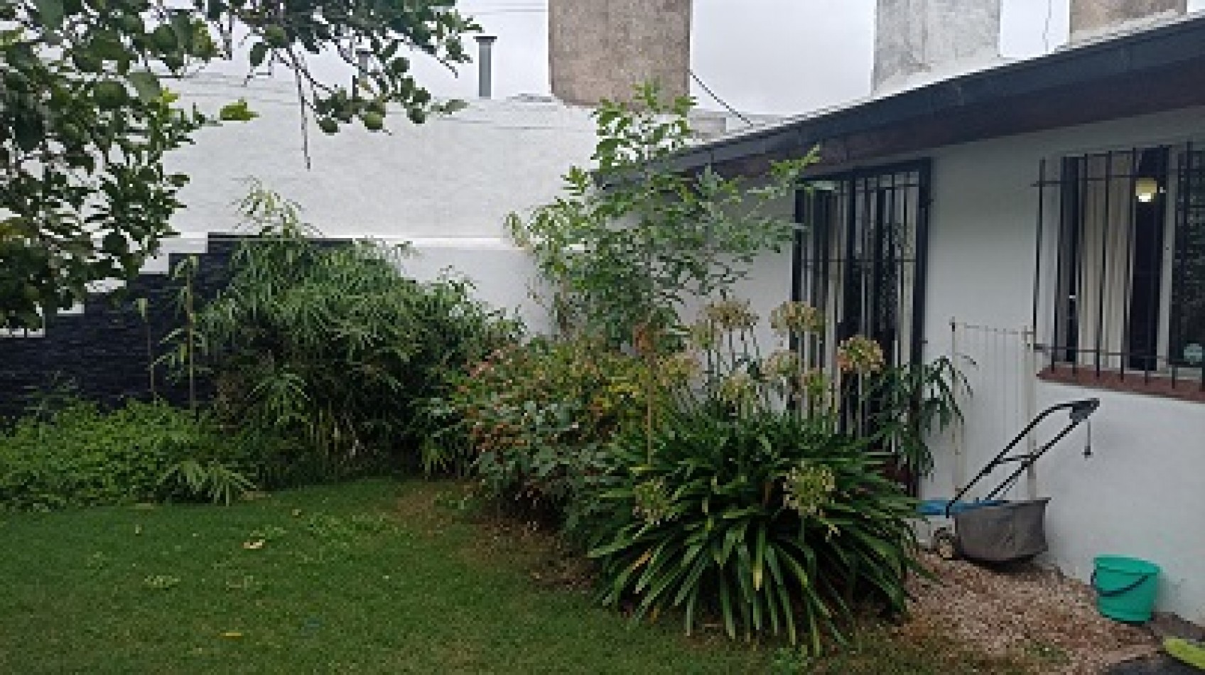 VENTA CASA 3 AMBIENTES Y QUINCHO, BARRIO LOS PINARES.
