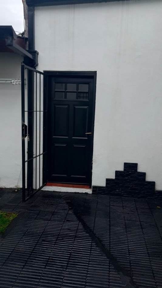 VENTA CASA 3 AMBIENTES Y QUINCHO, BARRIO LOS PINARES.
