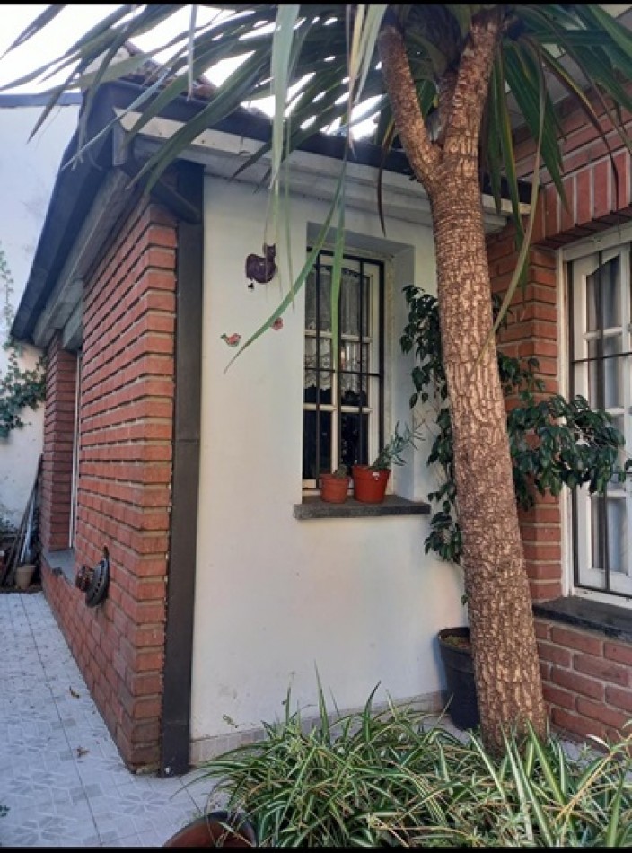 VENTA CHALET  4 AMBIENTES CON COCHERA, PATIO. EN ESQUINA BARRIO SAN JOSE