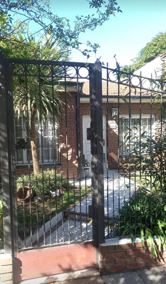 VENTA CHALET  4 AMBIENTES CON COCHERA, PATIO. EN ESQUINA BARRIO SAN JOSE