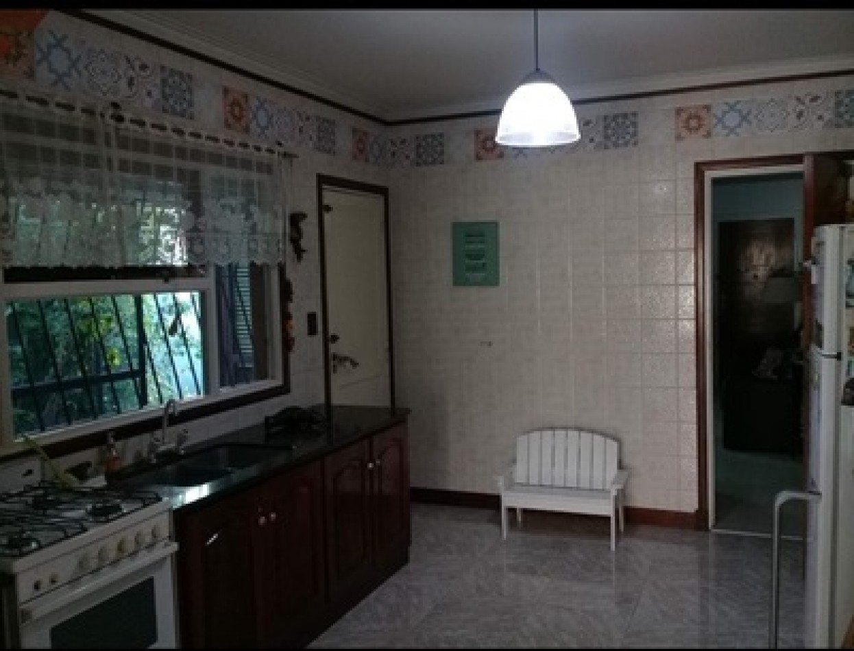 VENTA CHALET  4 AMBIENTES CON COCHERA, PATIO. EN ESQUINA BARRIO SAN JOSE