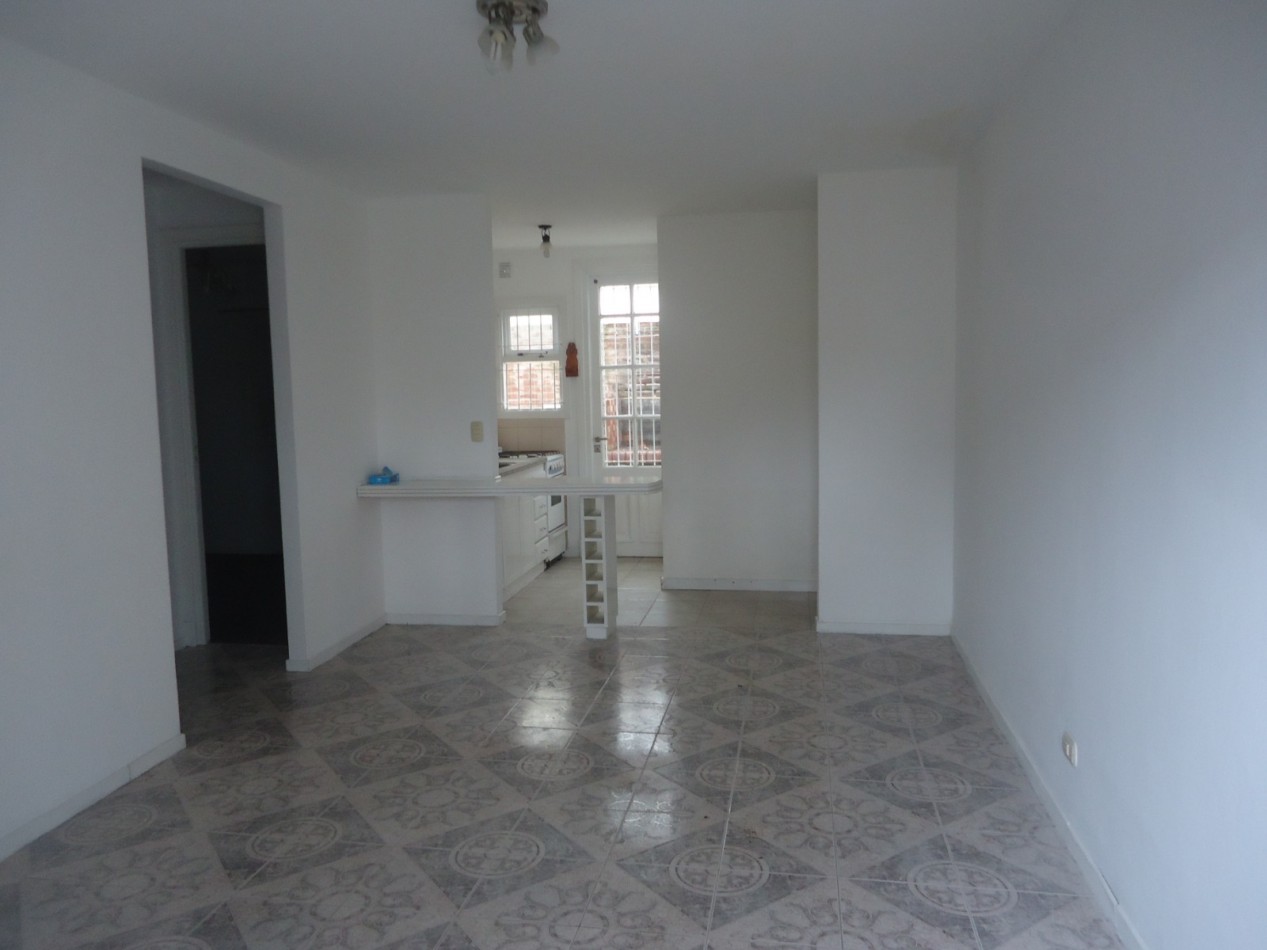 ALQUILER 24 MESES PH AL FRENTE DE 3 AMBIENTES CON PATIO INTERNO. POMPEYA
