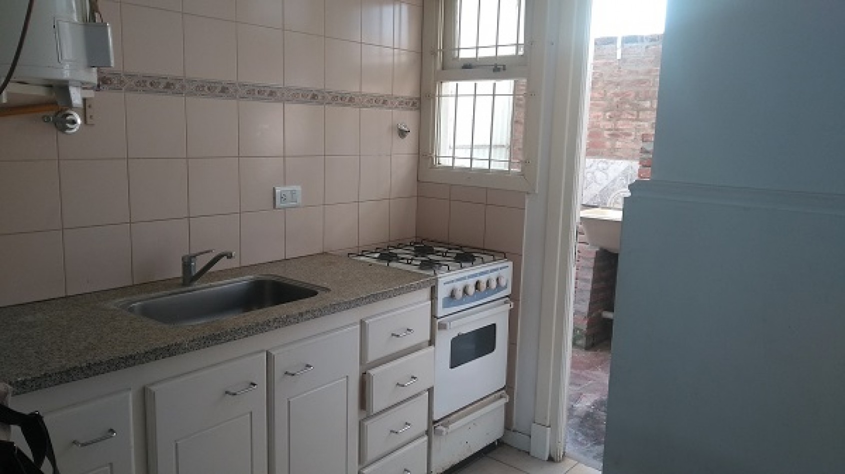 ALQUILER 24 MESES PH AL FRENTE DE 3 AMBIENTES CON PATIO INTERNO. POMPEYA