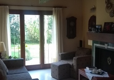 VENTA MAGNIFICA CASA CON PILETA CUBIERTA Y CLIMATIZADA. BARRIO LOS TILOS