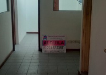 ALQUILER OFICINA RECEPCION Y DOS DESPACHOS, ZONA CLINICA COLON